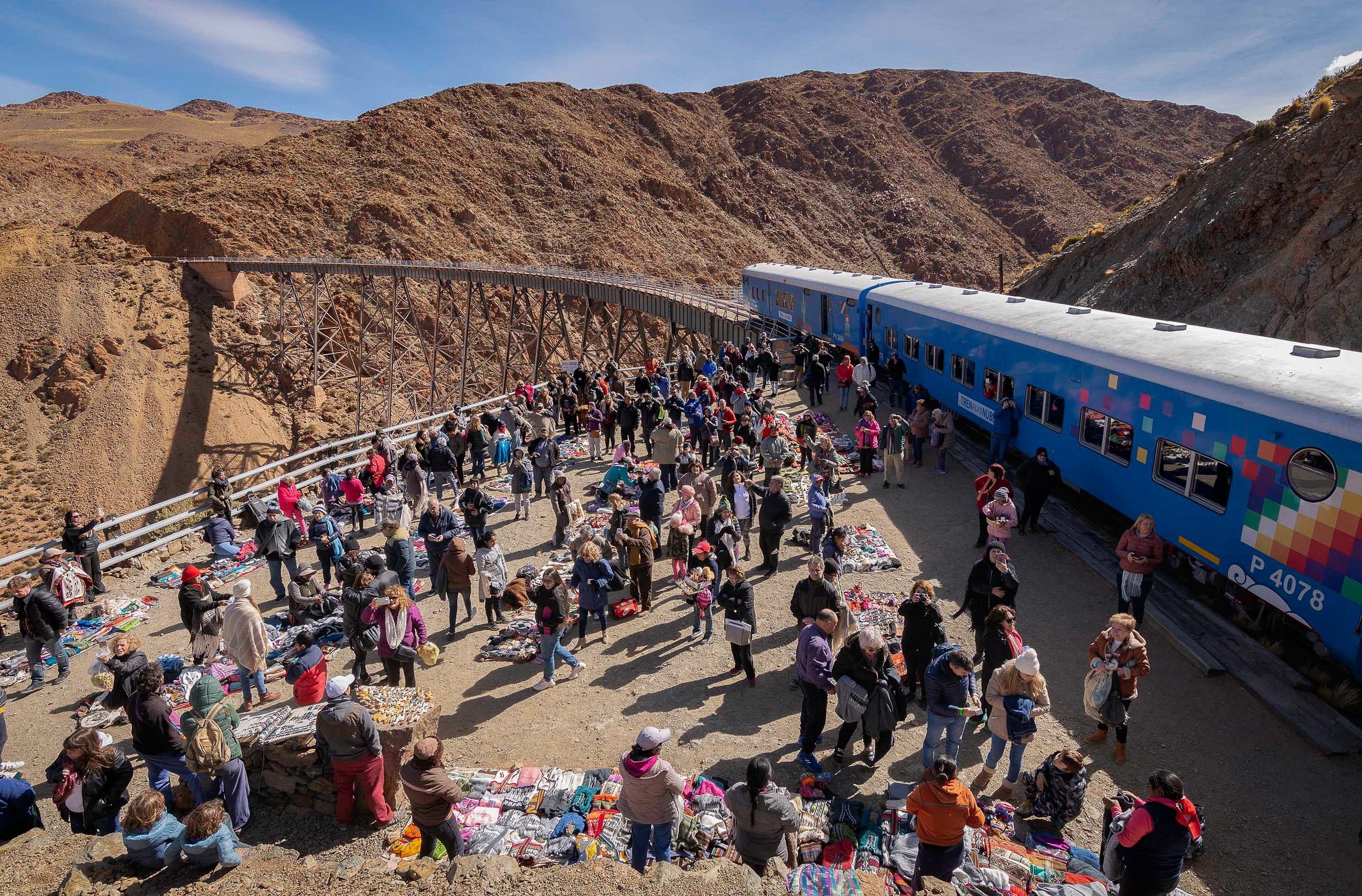 Tren a las Nubes: un paseo entre cóndores y cerros por el noroeste argentino